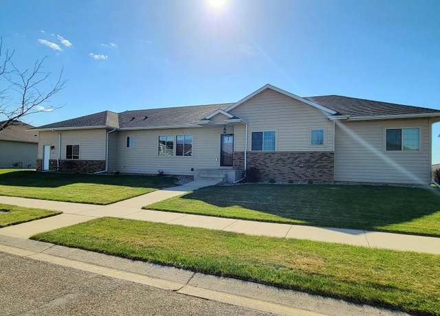 Property at 521 W Palmer Cir, Aberdeen, SD 57401, 5 beds, 3.5 baths