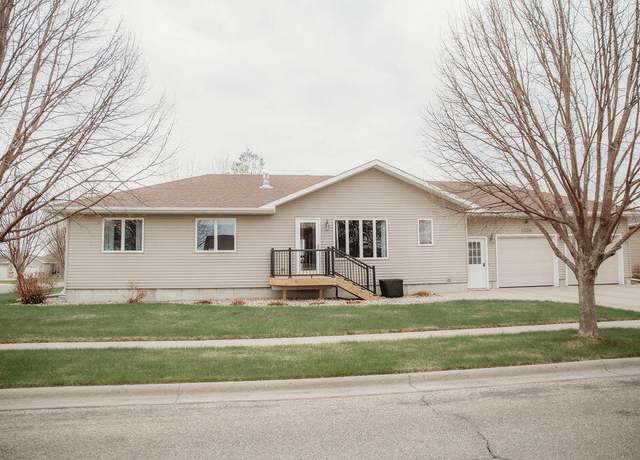 Property at 1020 Diamond St, Aberdeen, SD 57401, 5 beds, 3.5 baths