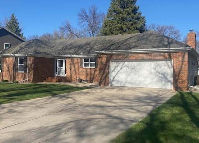 Property at 1704 N Jay St, Aberdeen, SD 57401, 3 beds, 3.5 baths