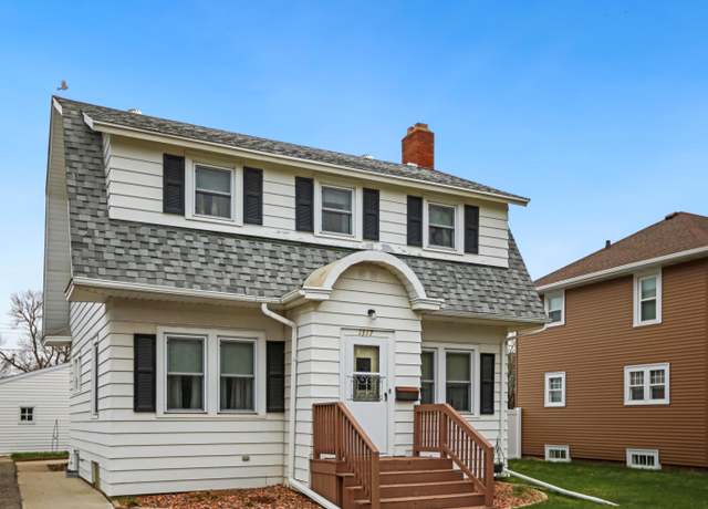 Property at 1317 S 2nd St, Aberdeen, SD 57401, 4 beds, 2.25 baths