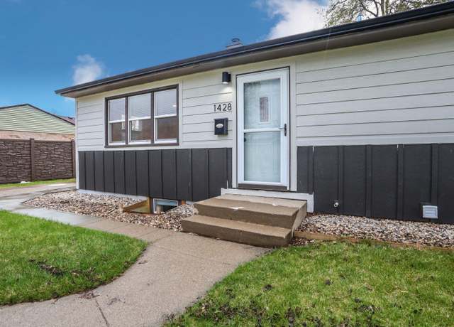 Property at 1428 Royal Rd, Aberdeen, SD 57401, 4 beds, 2 baths