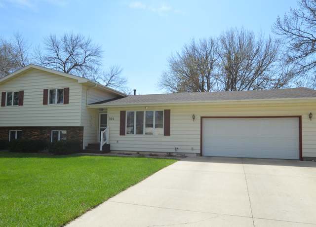Property at 504 NE 21st Ave, Aberdeen, SD 57401, 4 beds, 2.5 baths