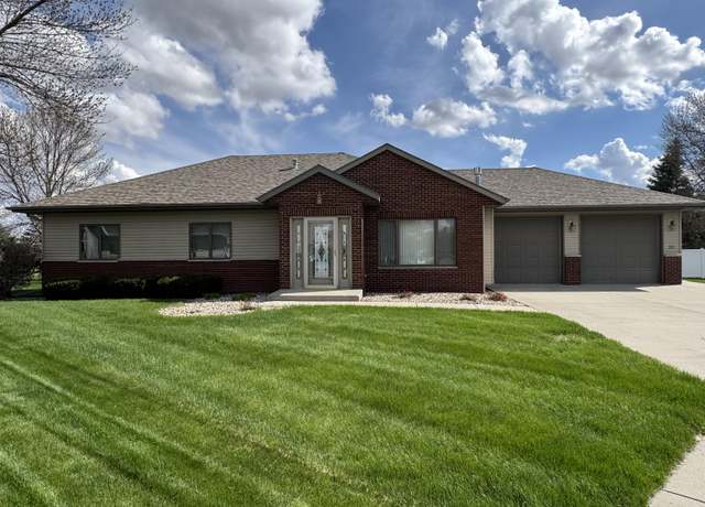 Property at 121 Hamilton Cir, Aberdeen, SD 57401, 4 beds, 3 baths