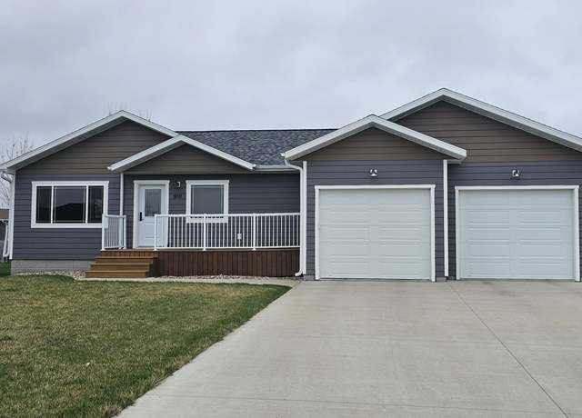 Property at 910 NE 29th Ave, Aberdeen, SD 57401, 4 beds, 3 baths