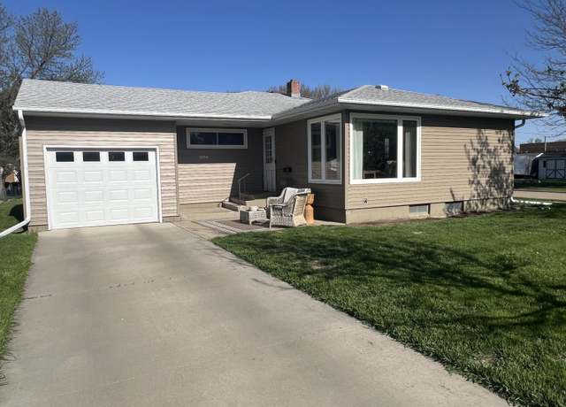 Property at 1004 N Pennsylvania St, Aberdeen, SD 57401, 4 beds, 2 baths