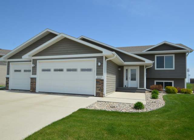 Property at 2201 S Merton St, Aberdeen, SD 57401, 4 beds, 3 baths