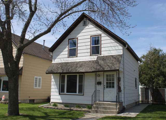 Property at 219 N Kline St, Aberdeen, SD 57401, 3 beds, 2 baths
