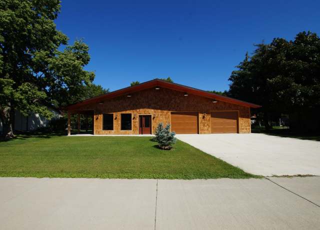 Property at 413 NE 15th Ave, Aberdeen, SD 57401, 5 beds, 2 baths