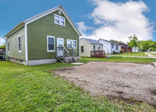 Property at 918 S Lawson St, Aberdeen, SD 57401, 3 beds, 1 bath
