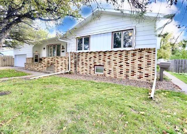 Property at 1224 N Lloyd St, Aberdeen, SD 57401