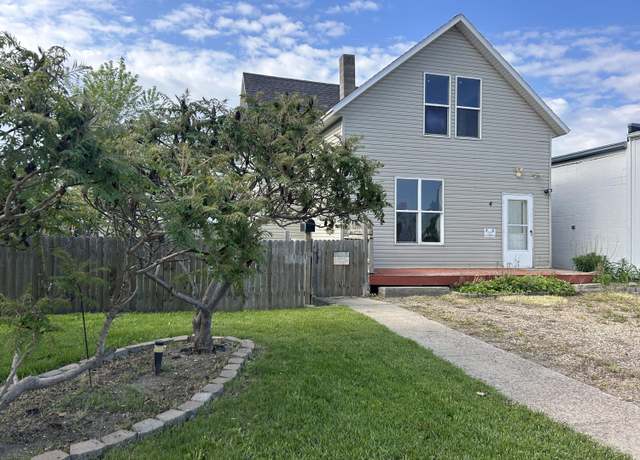 Property at 4 SE 10th Ave, Aberdeen, SD 57401, 2 beds, 1.5 baths