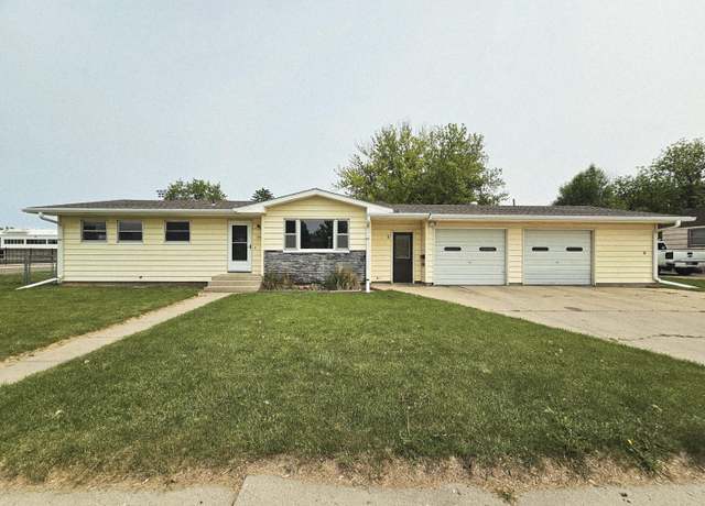 Property at 1403 S Lloyd St, Aberdeen, SD 57401, 3 beds, 1.75 baths