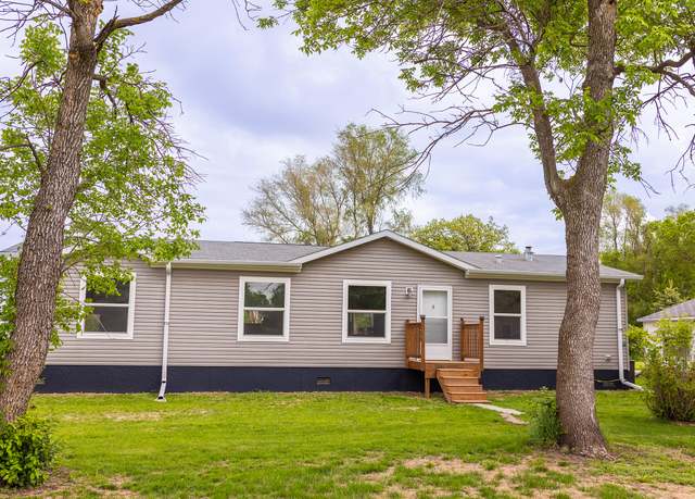 Property at 506 Swift Ave, Cresbard, SD 57435, 3 beds, 2 baths