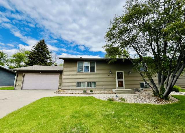 Property at 2207 SE 13th Ave, Aberdeen, SD 57401, 4 beds, 2 baths