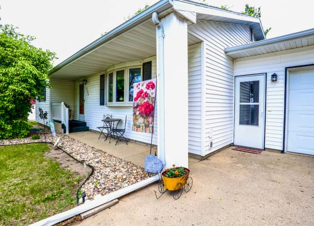 Property at 2702 NW 24th Ave, Aberdeen, SD 57401, 3 beds, 1.5 baths