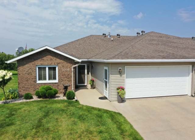 Property at 2008 NW 20th Ave, Aberdeen, SD 57401, 2 beds, 2.5 baths