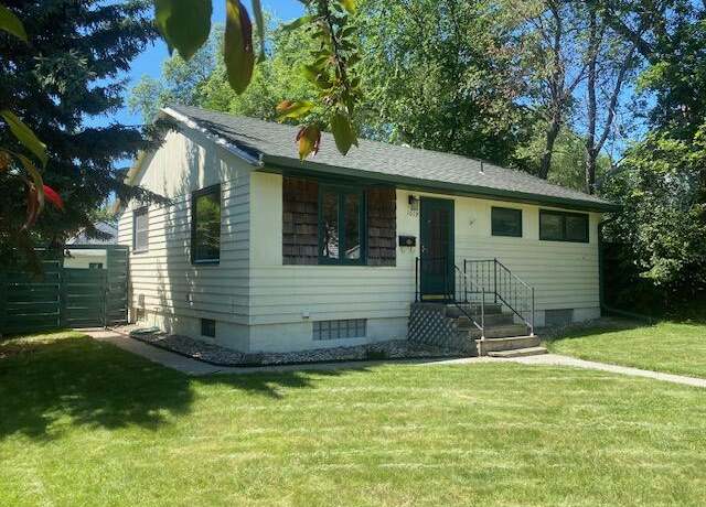 Property at 1019 SW 8th Ave, Aberdeen, SD 57401, 3 beds, 2 baths