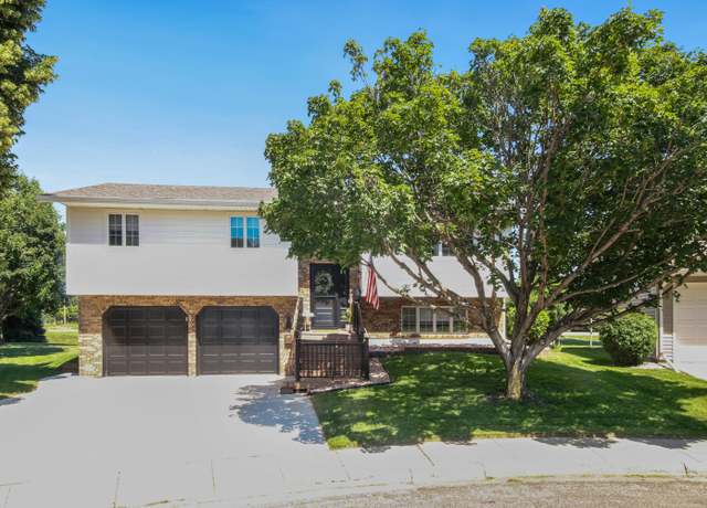 Property at 3 Linda Ln, Aberdeen, SD 57401, 4 beds, 3 baths