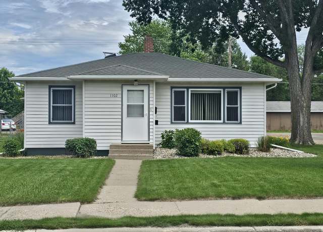 Property at 1102 N Penn St, Aberdeen, SD 57401, 3 beds, 2 baths