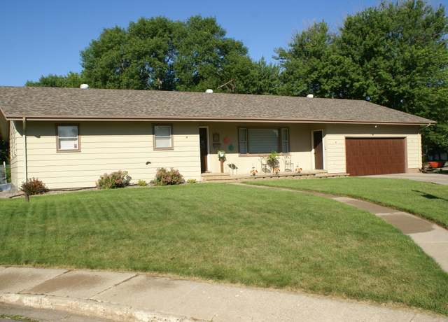 Property at 102 Linda Ln, Aberdeen, SD 57401, 5 beds, 2.75 baths