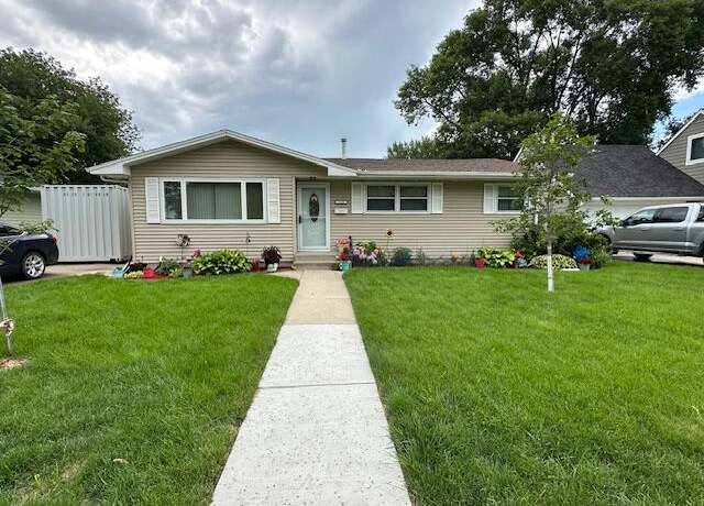 Property at 1526 S Dakota St, Aberdeen, SD 57401, 5 beds, 1.75 baths