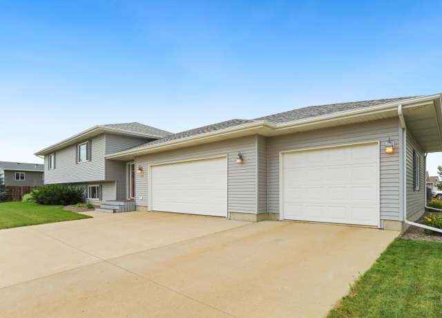 Property at 1306 S 12th St, Aberdeen, SD 57401, 4 beds, 3 baths
