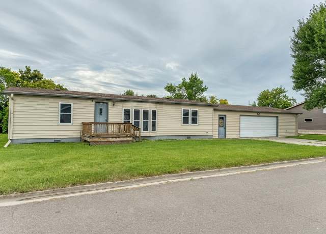 Property at 506 E 9th Ave, Groton, SD 57445, 3 beds, 2 baths
