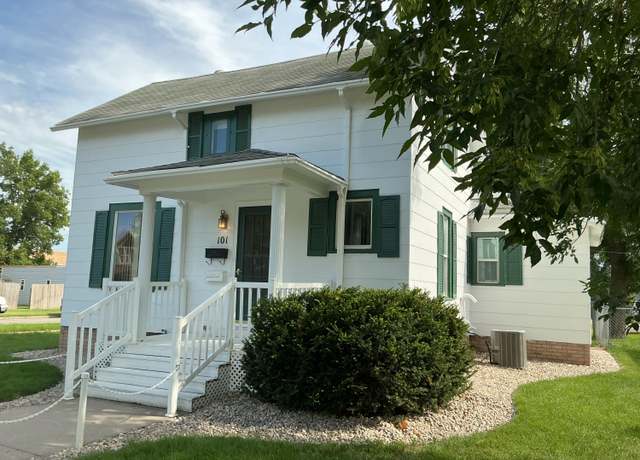 Property at 101 SW 8th Ave, Aberdeen, SD 57401, 4 beds, 3 baths