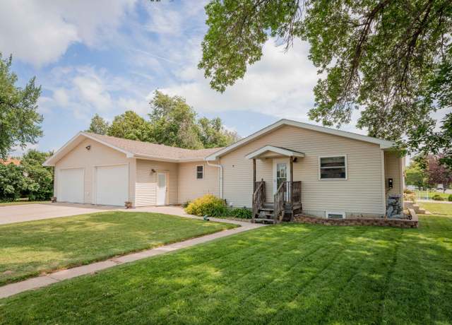 Property at 1907 Prospect Ave, Aberdeen, SD 57401, 3 beds, 2.5 baths