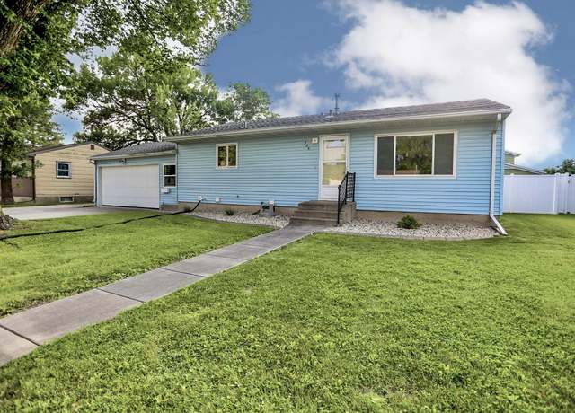 Property at 705 N High St, Aberdeen, SD 57401, 4 beds, 2 baths