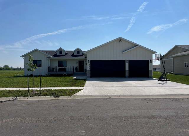 Property at 811 S Ibis St, Aberdeen, SD 57401, 5 beds, 3.5 baths