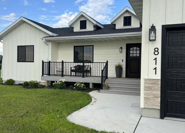 Property at 811 S Ibis St, Aberdeen, SD 57401, 5 beds, 3.5 baths