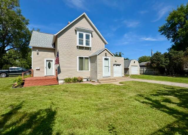 Property at 925 S Penn St, Aberdeen, SD 57401, 2 beds, 1.75 baths