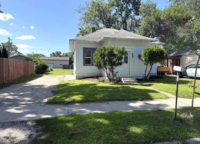 Property at 808 S 11th St, Aberdeen, SD 57401, 3 beds, 1.75 baths