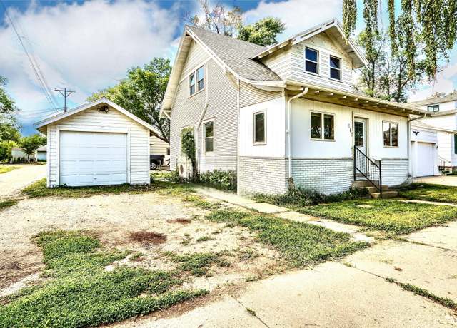 Property at 810 S 1st St, Aberdeen, SD 57401, 2 beds, 1.25 baths