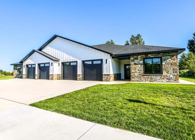 Property at 2708 Oakwood Ln, Aberdeen, SD 57401, 2 beds, 2 baths
