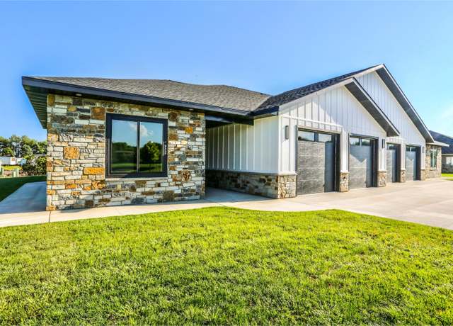 Property at 2714 Oakwood Ln, Aberdeen, SD 57401, 2 beds, 2 baths