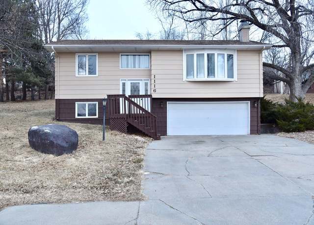 Property at 1116 W Capitol Ave, Pierre, SD 57501, 4 beds, 2 baths