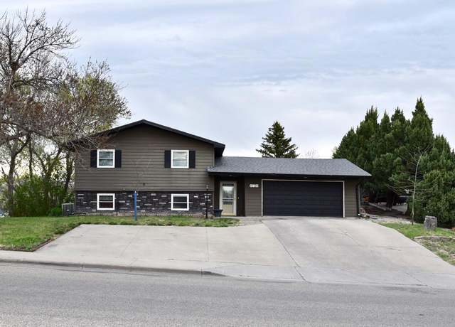 Property at 620 N Harrison Ave, Pierre, SD 57501, 3 beds, 2 baths