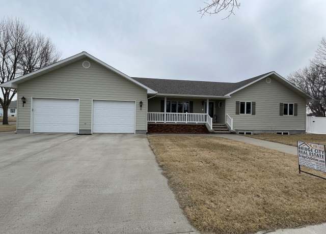 Property at 417 9th St E, Mobridge, SD 57601, 6 beds, 3.5 baths