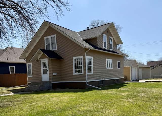 Property at 829 W 4th Ave, Mitchell, SD 57301, 4 beds, 1 bath