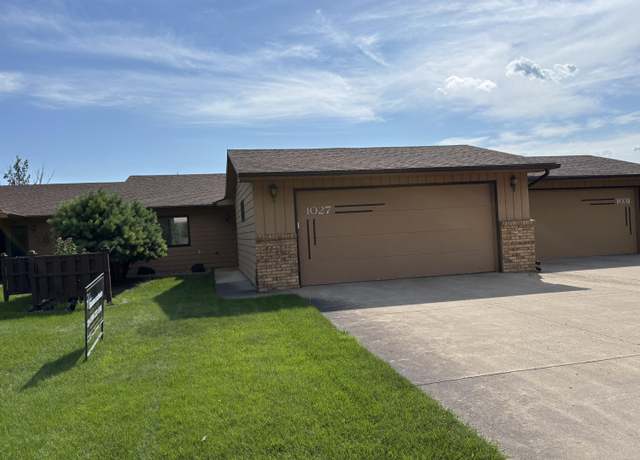 Property at 1027 W Capitol Ave, Pierre, SD 57501, 3 beds, 2.5 baths
