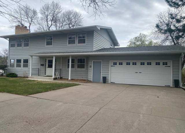 Property at 1417 E Cabot St, Pierre, SD 57501, 5 beds, 2.5 baths