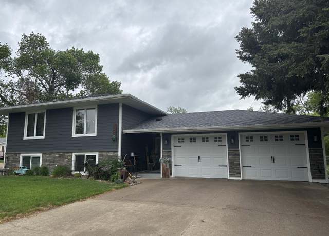 Property at 1026 N Poplar Ave, Pierre, SD 57501, 5 beds, 1 bath