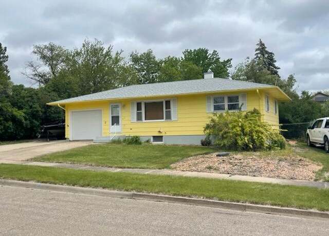 Property at 108 S Filmore Ave, Pierre, SD 57501, 3 beds, 2 baths