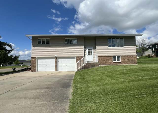 Property at 601 N Maple Ave, Pierre, SD 57501, 3 beds, 1.5 baths