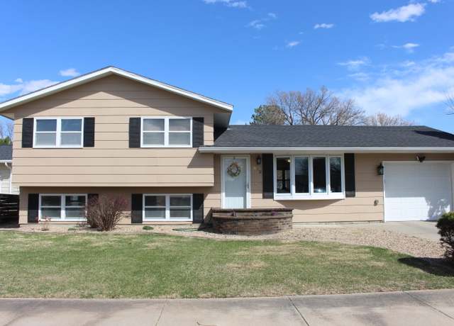 Property at 812 Mellette Ave, Pierre, SD 57501, 3 beds, 2 baths