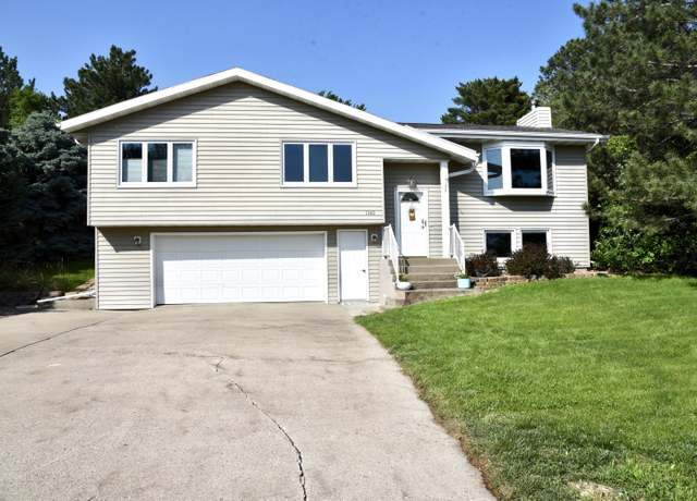Property at 1140 W Capitol Ave, Pierre, SD 57501, 4 beds, 2 baths