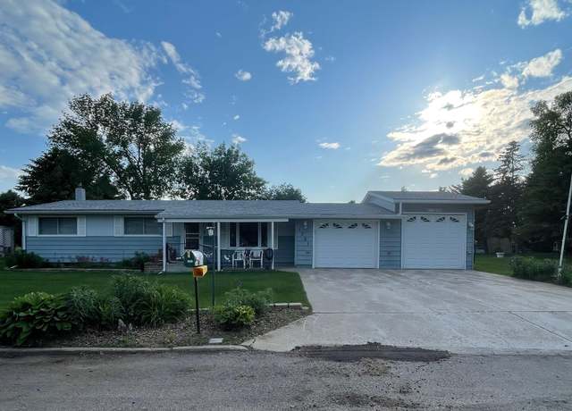 Property at 1221 Sunset Ave, Mobridge, SD 57601, 4 beds, 0.5 baths