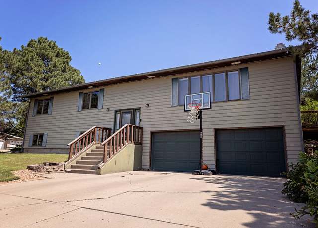 Property at 1144 W Capitol Ave, Pierre, SD 57501, 4 beds, 2.5 baths